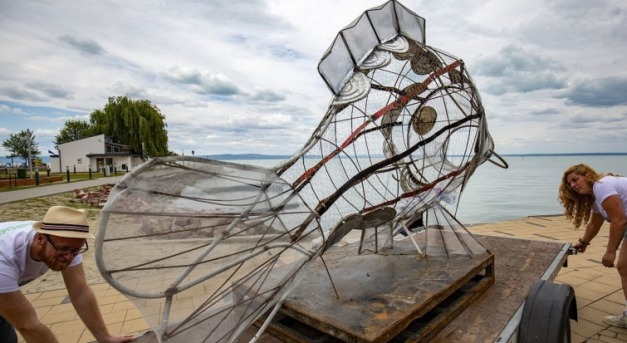 Hatalmas, műanyagfaló halat telepítettek a siófoki strandra